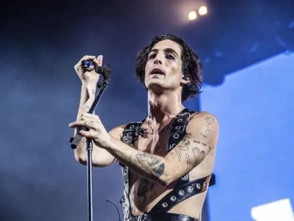 poslav-putina-slidom-za-korablem-solist-maneskin-zi-stseni-pidtrimav-ukrayinu