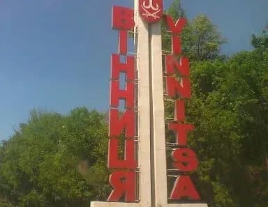 vorozhiy-udar-po-vinnitsi-potsilili-tri-raketi-ye-6-poranenikh-ta-2-zagiblikh-sered-nikh-ditina