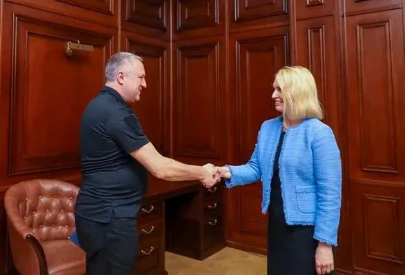 voyenni-zlochini-rf-posol-ssha-obgovorila-z-genprokurorom-spivpratsyu-schodo-prityagnennya-rf-do-vidpovidalnosti