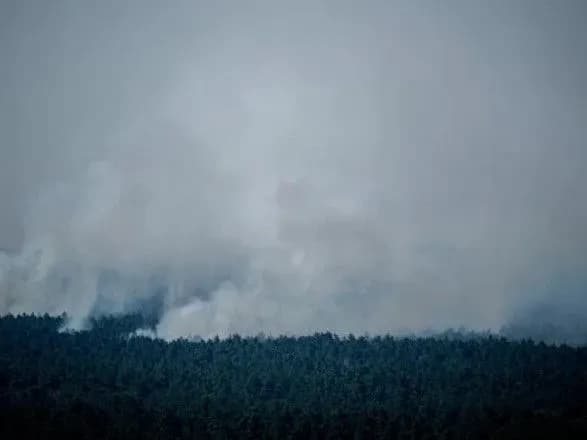 u-berlini-vibukhnuv-sklad-iz-boyepripasami-ta-feyerverkami-ryatuvalniki-ne-mozhut-zagasiti-pozhezhu