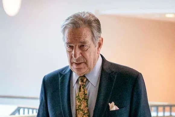 doki-nensi-pelosi-virishuye-svitovi-pitannya-yiyi-cholovika-vizvali-do-sudu