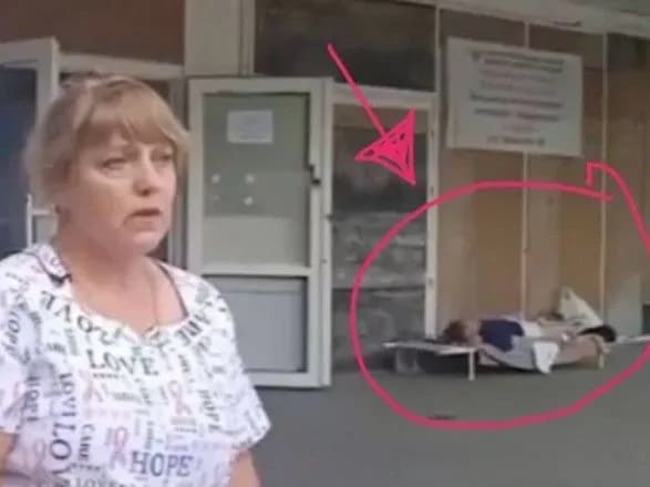 u-mariupoli-bilya-likarni-khvori-v-ochikuvanni-medichnoyi-dopomogi-lezhat-pryamo-na-vulitsi