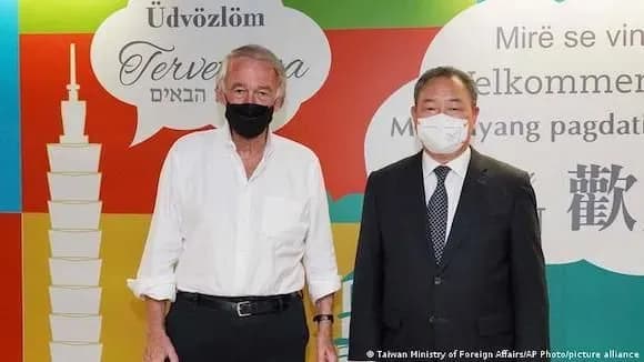 delegatsiya-amerikanskikh-zakonodavtsiv-na-choli-z-senatorom-edom-marki-pribula-na-tayvan