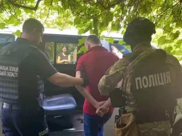 na-kiyivschini-shakhrayi-pid-viglyadom-posadovtsiv-zbirali-groshi-dlya-zsu