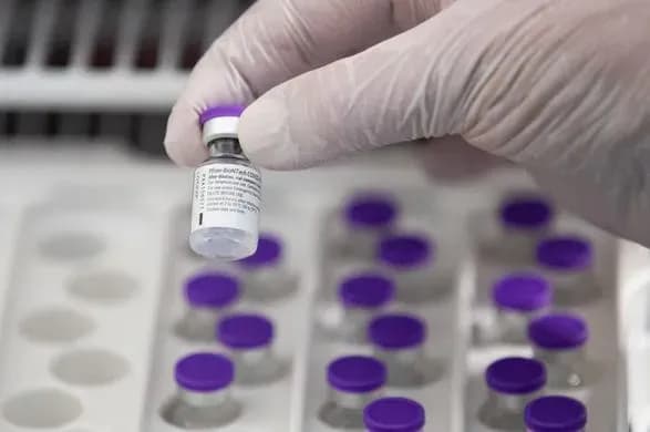 adaptovana-do-variantiv-covid-19-vaktsina-otrimala-pershe-skhvalennya-u-velikiy-britaniyi