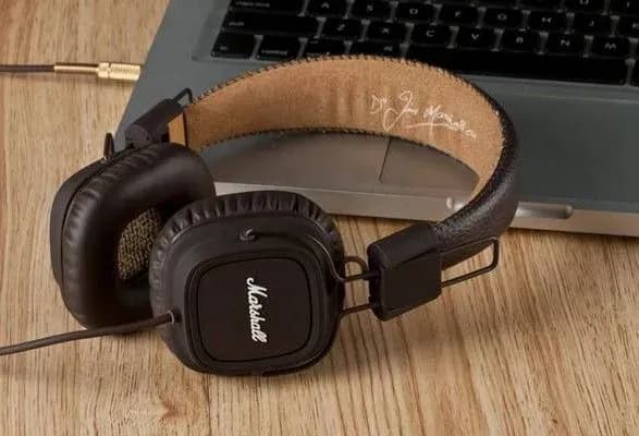 rosiya-zalishilasya-bez-navushnikiv-premiumklasu-sennheiser-marshall-sony