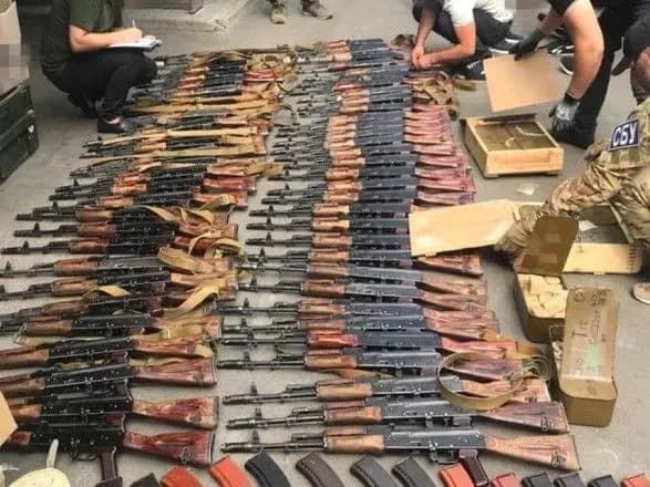 ponad-60-avtomativ-kalashnikova-u-dobrobata-kiyeva-viluchili-arsenal-zbroyi-ta-boyepripasiv