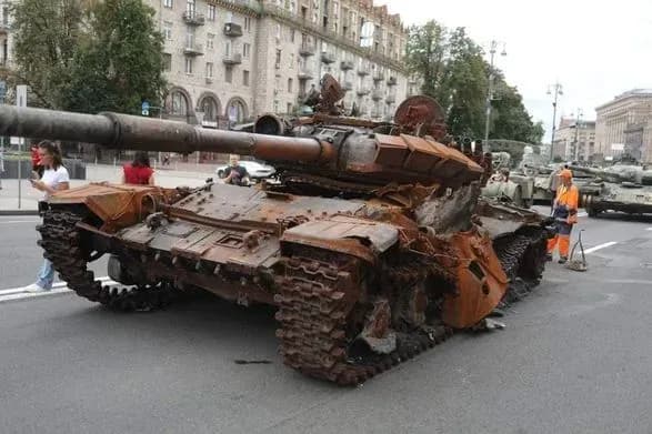 zbulasya-mriya-kremlya-na-khreschatiku-vlashtuvali-parad-znischenoyi-rosiyskoyi-tekhniki