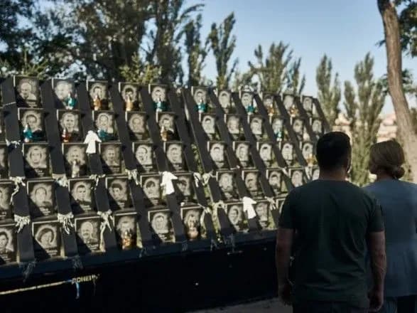 zelenskiy-ta-persha-ledi-u-den-nezalezhnosti-ukrayini-vshanuvali-pamyat-geroyiv-nebesnoyi-sotni