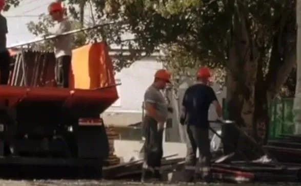 rashisti-v-mariupoli-prodovzhuyut-pidgotovku-do-sudilischa-nad-ukrayinskimi-viyskovimi-radnik-mera-pokazav-video