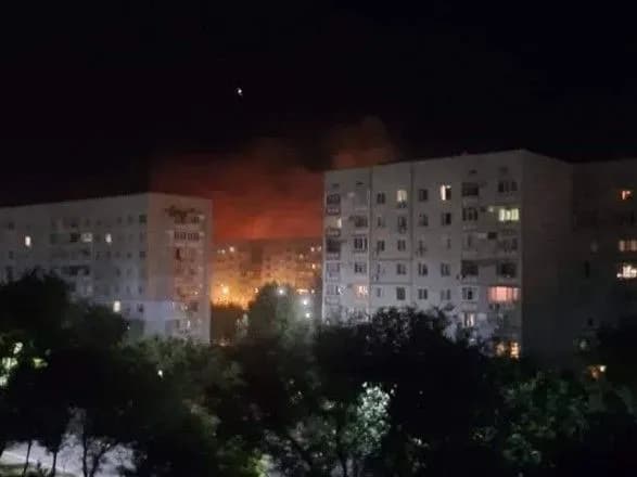 v-energodari-vnaslidok-obstriliv-goryat-avtivki-i-pomeshkannya-mirnikh-zhiteliv