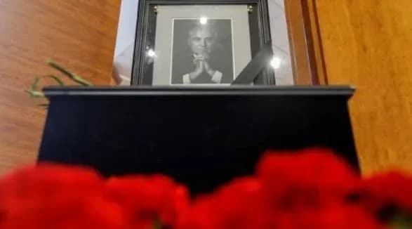 gorbachov-pomer-vrazhenim-i-spantelichenim-ukrayinskoyu-viynoyu-perekladach-politika