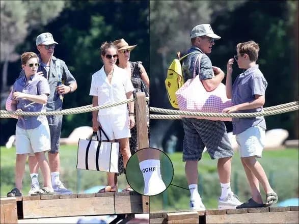 shkarpetki-z-napisom-rosiya-aktor-dauni-molodshiy-potrapiv-u-skandal