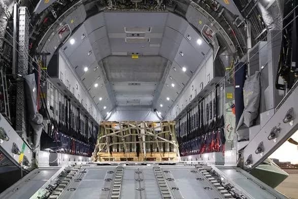 ispaniya-vidpravila-do-ukrayini-5-litakiv-z-boyepripasami-dlya-velikokalibernoyi-artileriyi-genshtab