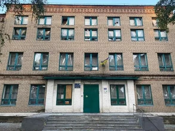 rosiyani-znovu-zavdali-raketnogo-udaru-po-kramatorsku-poshkodzheno-budivlyu-koledzhu