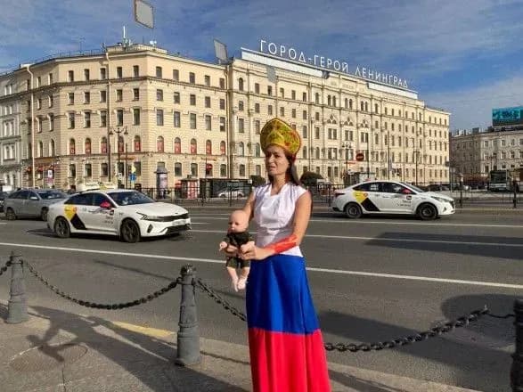 trimala-lyalku-v-zakrivavlenikh-rukakh-u-rf-divchina-vlashtuvala-antivoyenniy-performans