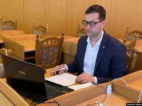 zvinuvativ-u-proukrayinskiy-pozitsiyi-v-okupovanomu-krimu-prorosiyskiy-gromadskiy-diyach-pobivsya-z-radnikom-aksonova