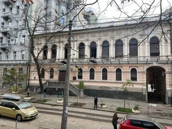 vnaslidok-raketnogo-udaru-po-kiyevu-poshkodzheno-filarmoniyu-muzeyi-khanenkiv-ta-shevchenka-tkachenko