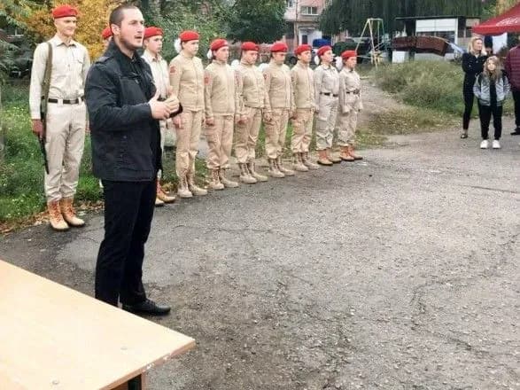 u-mariupoli-pidlitkiv-agituvali-vstupiti-do-lav-yunarmiyi-radnik-mera