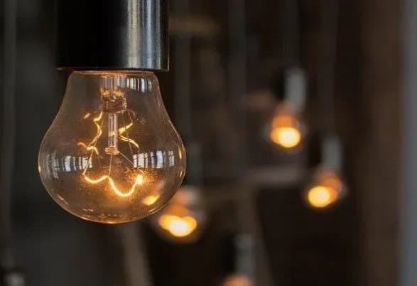 zaryadit-mobilni-pauerbanki-i-podumayte-pro-vecheryu-kiyanam-poyasnili-totalnu-ekonomiyu