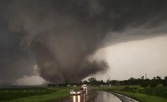 mini-tornado-obrushivsya-na-pivnich-frantsiyi