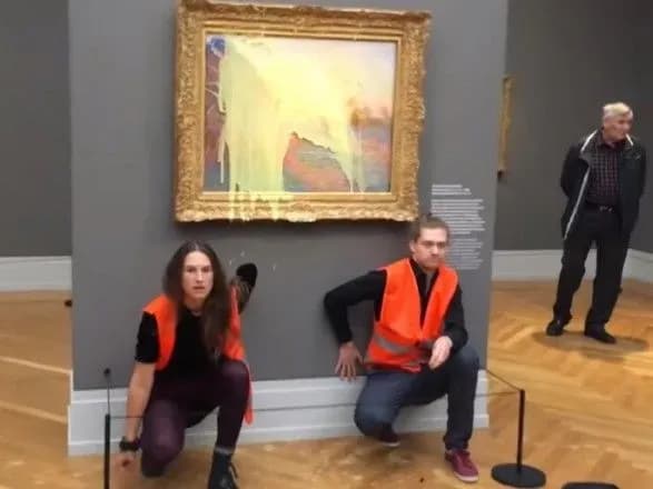 u-nimechchini-ekoaktivisti-oblili-kartoplyanim-pyure-kartinu-mone