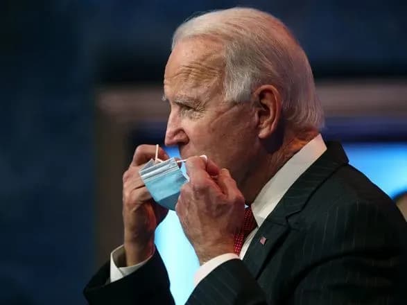 bayden-vaktsinuyetsya-onovlenoyu-vaktsinoyu-vid-covid-i-zaklikav-amerikantsiv-nasliduvati-yogo-priklad