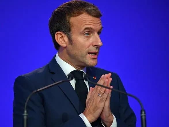 makron-poprosiv-papu-rimskogo-zatelefonuvati-glavi-rpts-ta-putinu