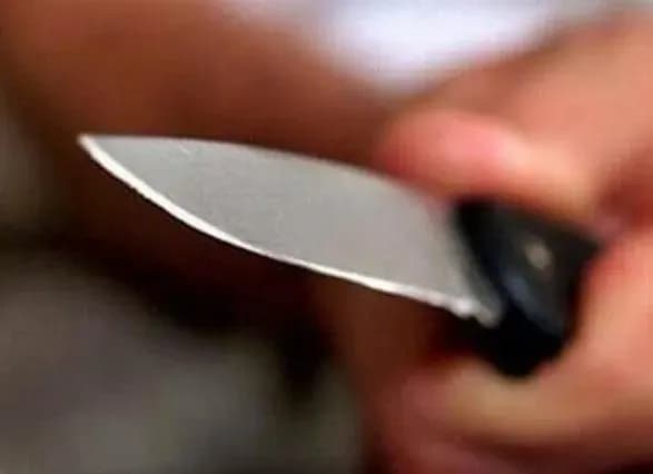 u-milani-cholovik-napav-z-nozhem-na-lyudey-u-tts-ye-zagibliy-ta-poraneni