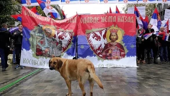 superechka-cherez-nomerni-znaki-etnichni-serbi-viyshli-na-miting-u-kosovo