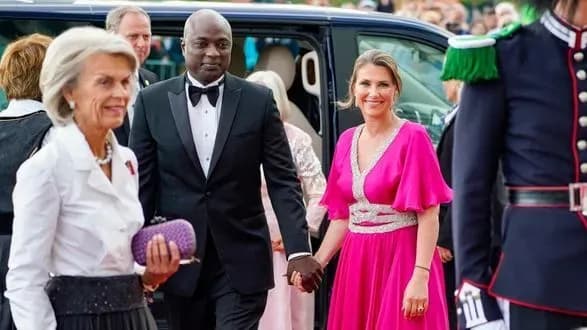 norvezka-printsesa-ofitsiyno-vidmovilas-vid-korolivskikh-obovyazkiv