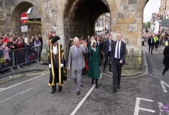 charlza-iii-ta-kamillu-zakidali-yaytsyami-pid-chas-vizitu-do-yorku-protestuvalnika-zatrimali