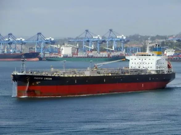 bilya-beregiv-omanu-bezpilotnik-z-vibukhivkoyu-atakuvav-naftoviy-tanker-detali