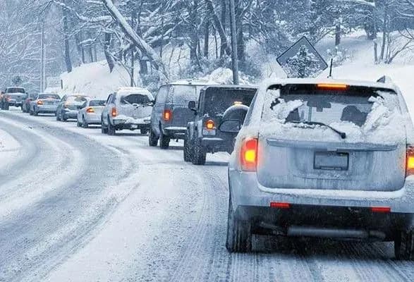 kiyivavtodor-prosimo-vodiyiv-utrimatisya-vid-poyizdok-na-vlasnikh-avto-pid-chas-opadiv