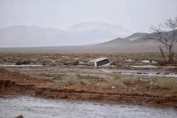shtorm-u-saudivskiy-araviyi-dvoye-zagiblikh-zakriti-shkoli-ta-pererizana-golovna-doroga-do-mekki