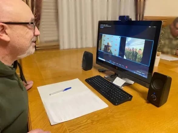 programi-pidgotovki-ukrayinskikh-voyiniv-u-estoniyi-trivatimut-reznikov