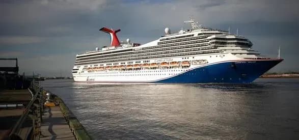 divo-pasazhir-kruyiznogo-laynera-proviv-u-vodi-15-godin-ta-vizhiv