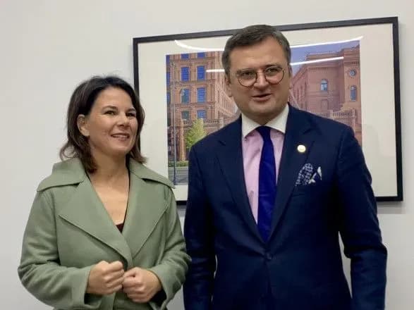 kuleba-obgovoriv-iz-berbok-viyskovu-dopomogu-ta-posilennya-sanktsiy-proti-rosiyi