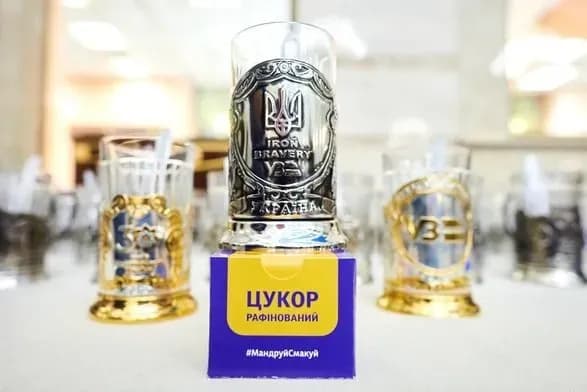 yak-v-ditinstvi-ukrzaliznitsya-povertaye-kultovi-pidstakanniki