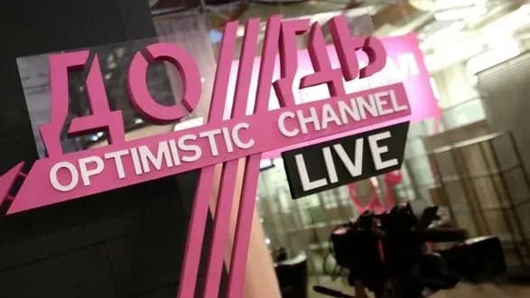 veduchiy-opozitsiynogo-kanalu-dozhd-zayaviv-scho-dopomig-z-osnaschennyam-armiyi-rf-mediakholding-planuyut-vizhenuti-z-latviyi