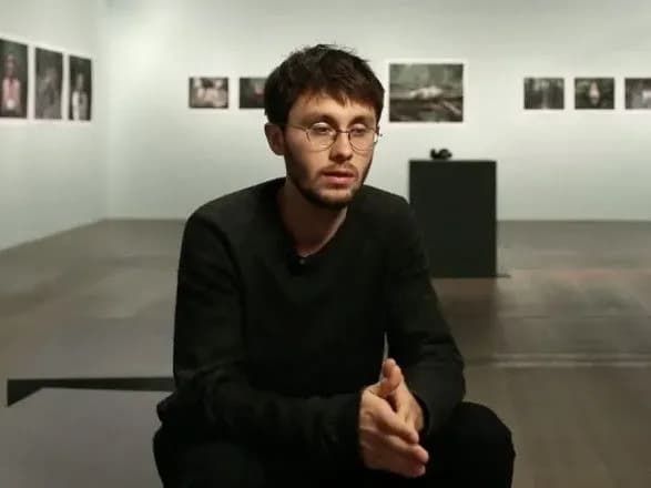 u-rf-trivaye-sud-u-spravi-khudozhnika-yakiy-khotiv-ogornuti-parad-peremogi-zhovto-sinim-dimom-detali