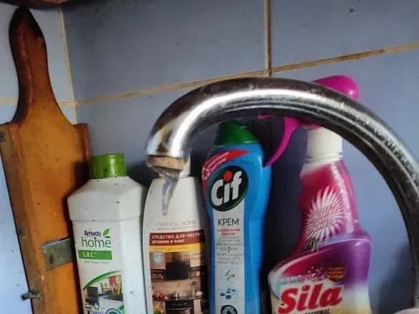 okupanti-vlashtuvali-mariupoltsyam-kholodomor-u-kvartirakh-voda-peretvoryuyetsya-na-lid