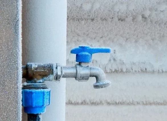 vidklyuchennya-budinku-vid-teplopostachannya-u-razi-blekautu-ekspert-rozpoviv-scho-obovyazkovo-povinni-znati-meshkantsi