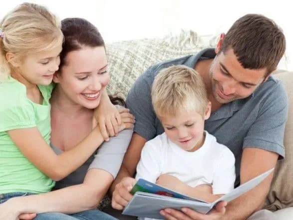 v-ispaniyi-khochut-zbilshiti-vidpustku-dlya-batkiv-yakscho-yikhni-diti-khvoriyut-abo-znakhodyatsya-na-litnikh-kanikulakh