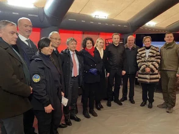 posli-g7-vidvidali-punkt-nezlamnosti-u-kiyevi