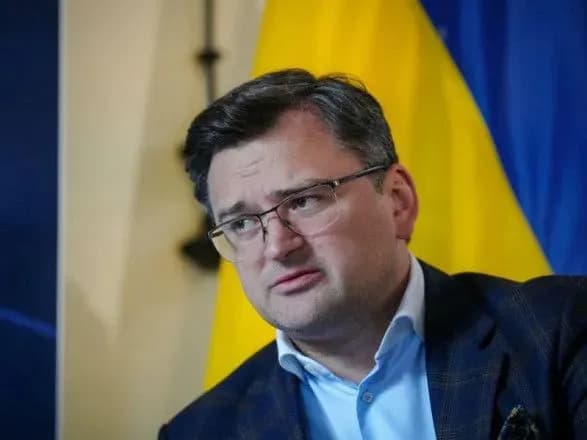 kuleba-za-kozhnu-raketu-po-ukrayini-mayut-postachati-gaubitsyu-tank-i-bronemashinu