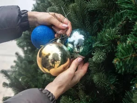 golovnu-yalinku-vzhe-pochinayut-prikrashati-yakoyu-vona-bude