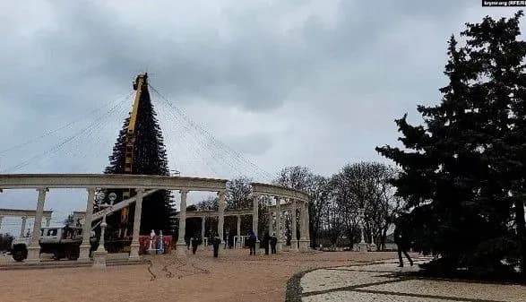 u-krimu-skandal-cherez-blakitni-ta-zhovti-kulki-na-yalintsi-u-kerchi-prikrasi-uzhe-znimayut