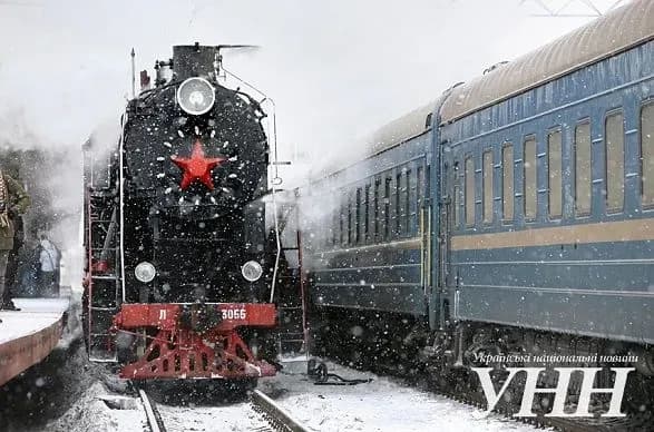 u-svyatkoviy-reys-pislya-vidboyu-trivogi-vidpravlyayetsya-retro-poyizd