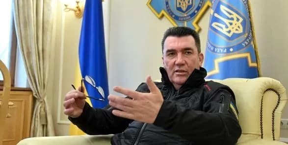 viddayte-putinu-svoye-bordo-danilov-zhorstko-vidpoviv-makronu-schodo-garantiy-bezpeki-dlya-rf